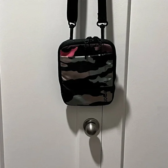 Lululemon Athletica Pre-Loved Authentic Easy Access Heritage 365 Camo Crossbody - Picture 10 of 15
